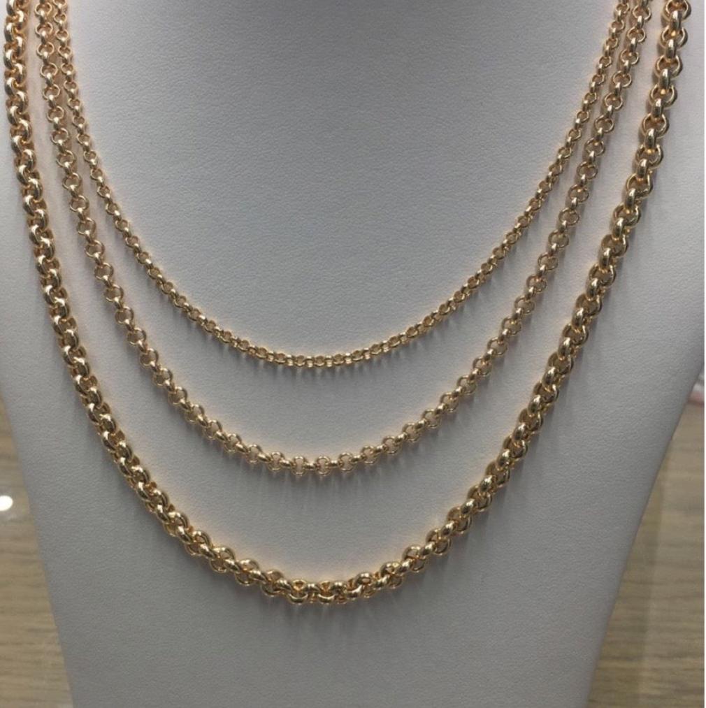 Belcher Necklaces in various sizes in kt gold on the mannequin